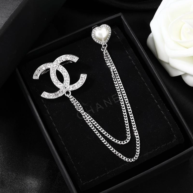 Supportive Chanel Brooches 228285