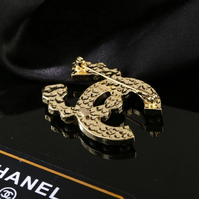 UrbanChic Chanel Brooches 228270