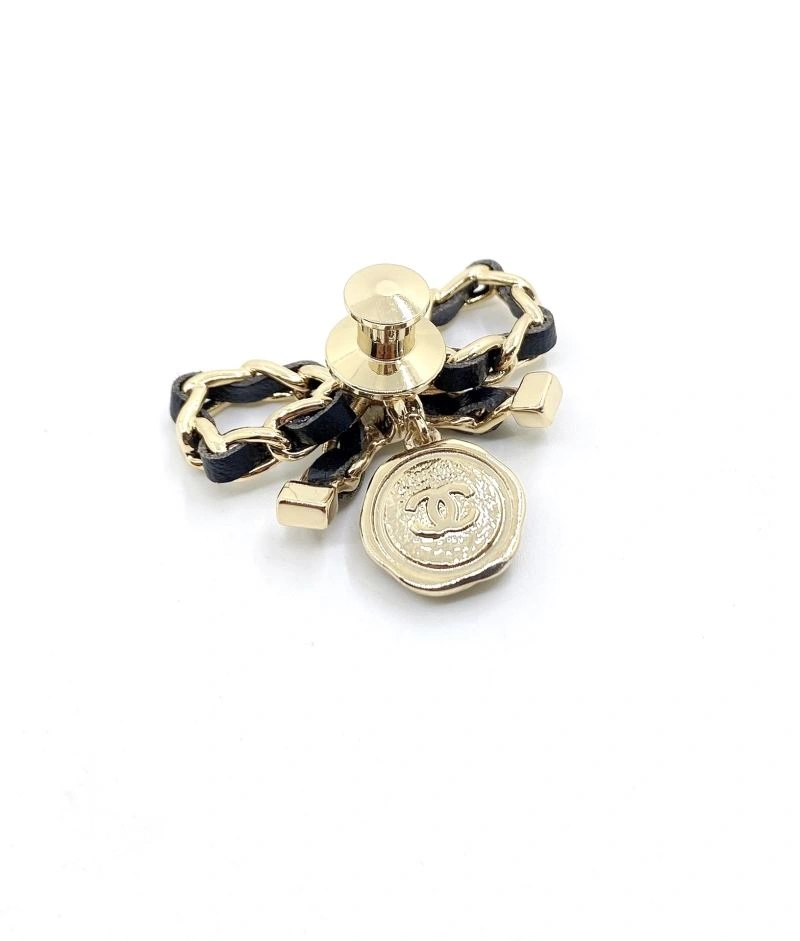 Minimalist Chanel Brooches 228298