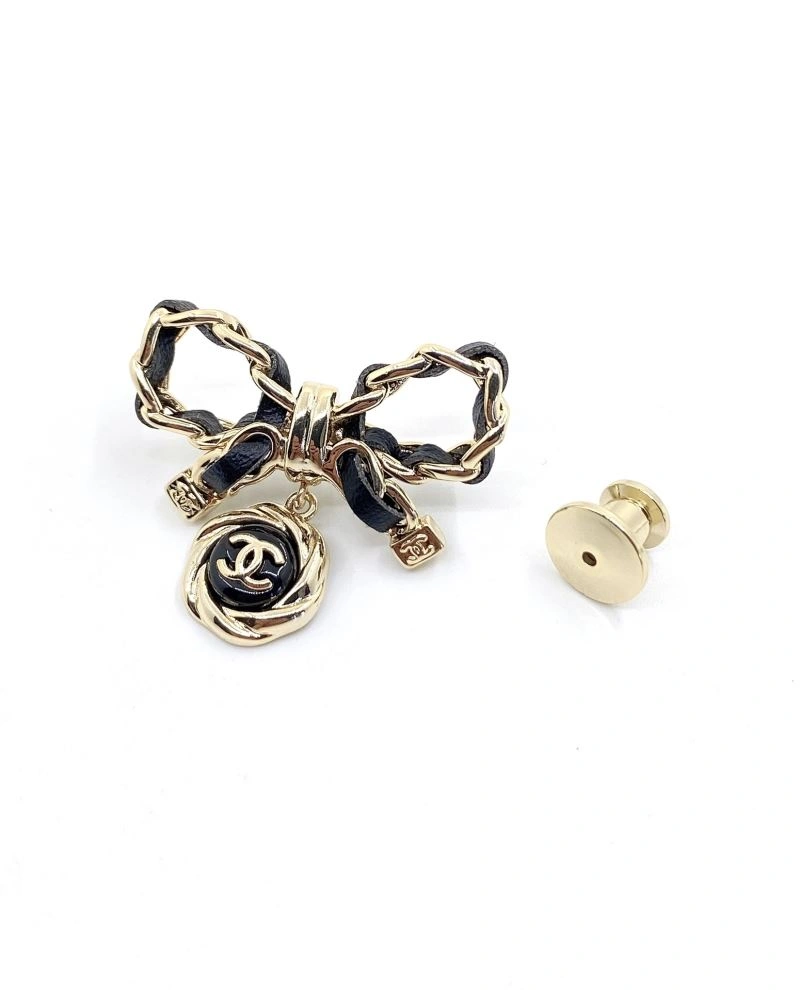 Minimalist Chanel Brooches 228298