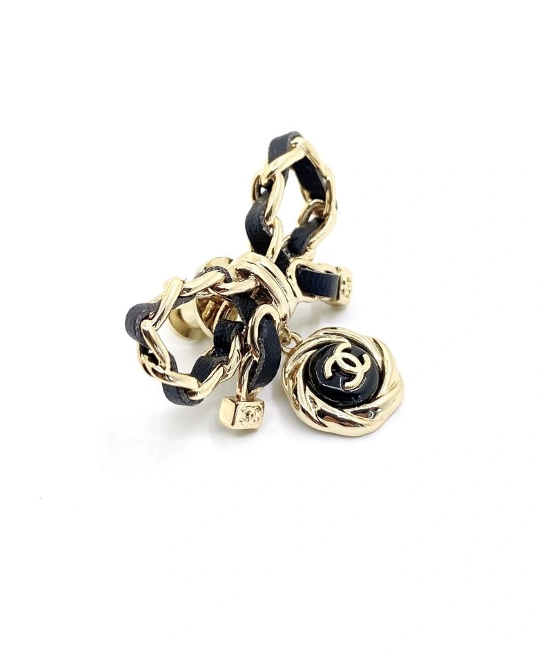Minimalist Chanel Brooches 228298
