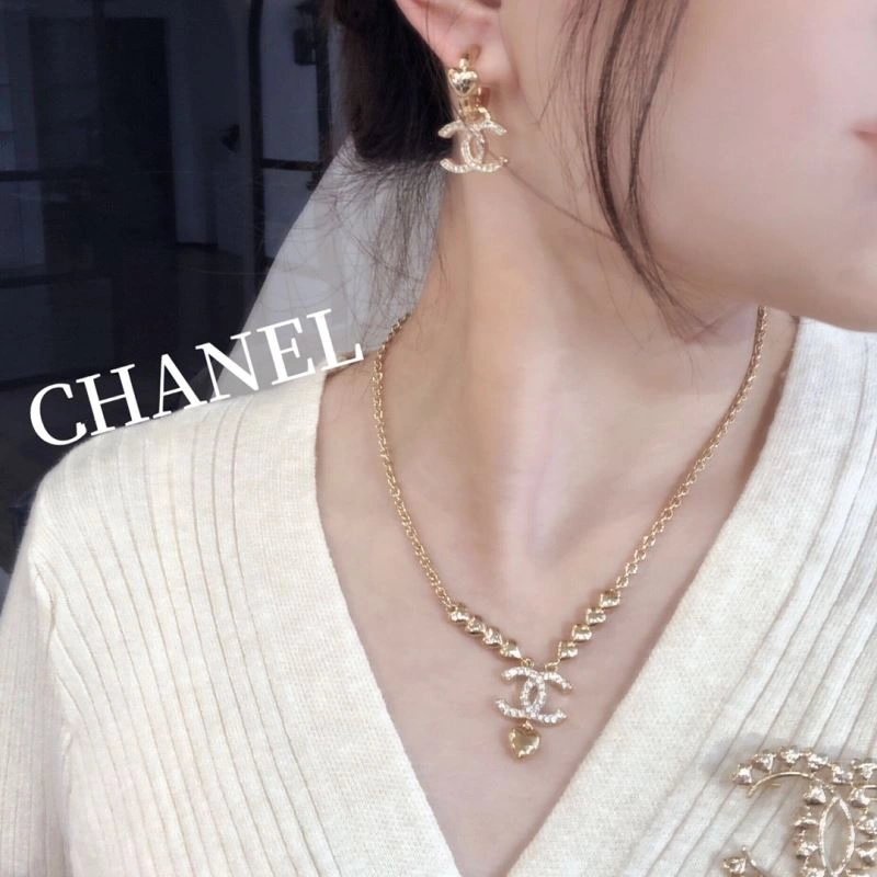 Affordable Chanel Brooches 228271