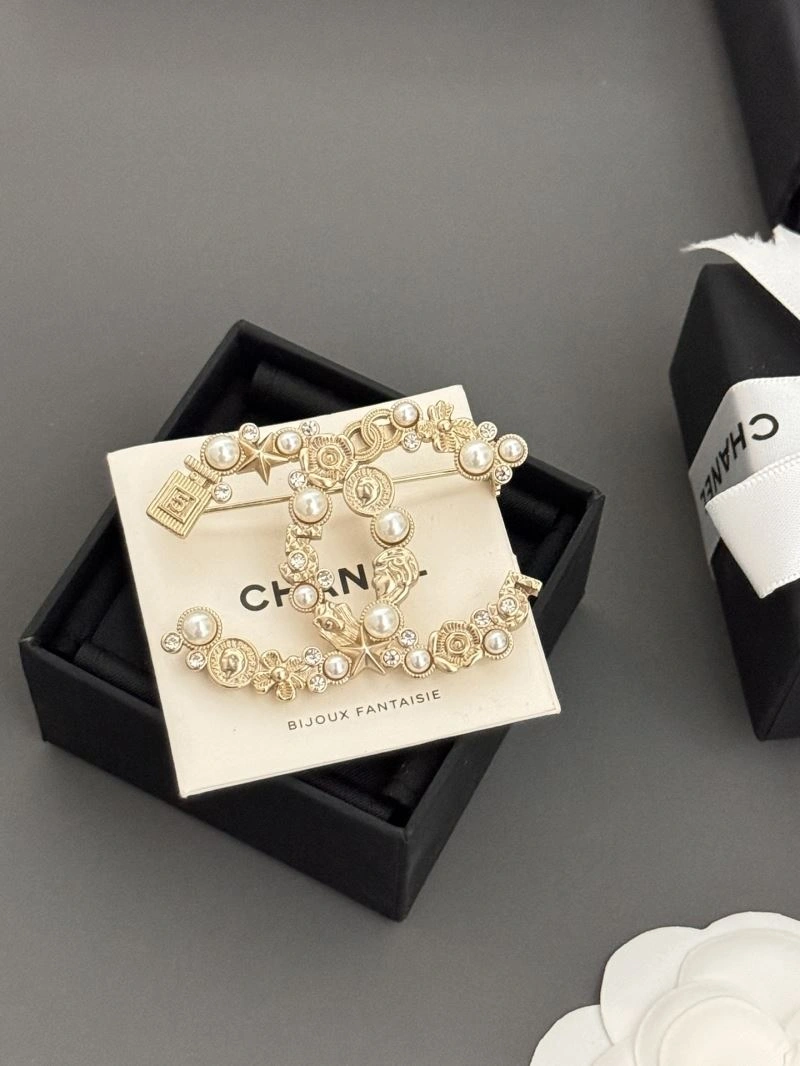 Supportive Chanel Brooches 228293
