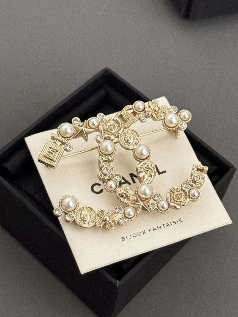 Supportive Chanel Brooches 228293