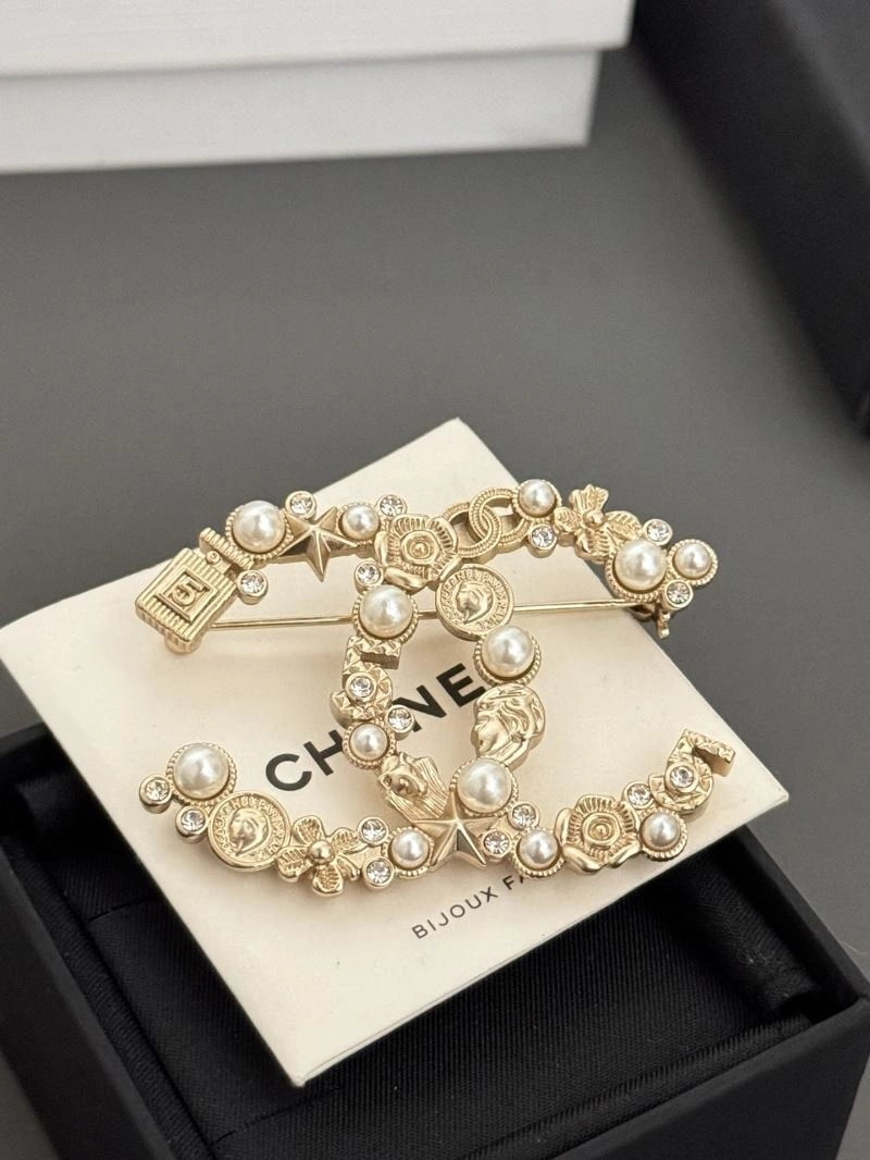 Supportive Chanel Brooches 228293
