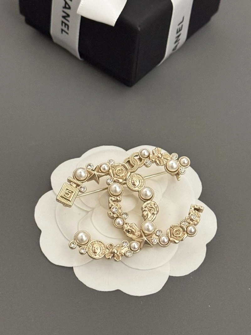 Supportive Chanel Brooches 228293