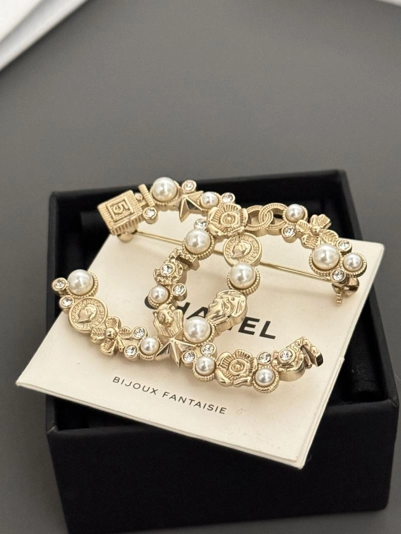 Supportive Chanel Brooches 228293