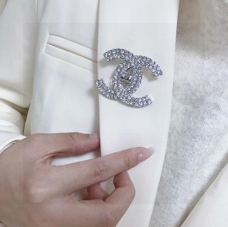 WellDesigned Chanel Brooches 228263