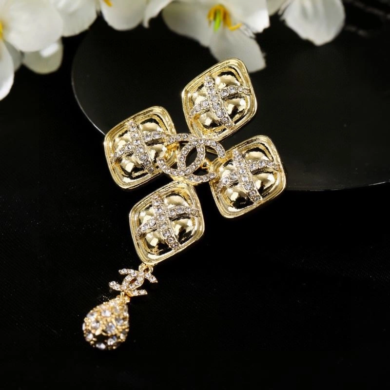 Unique Chanel Brooches 228240