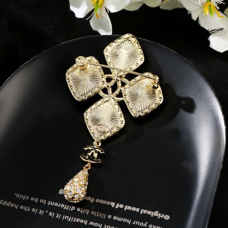 Unique Chanel Brooches 228240