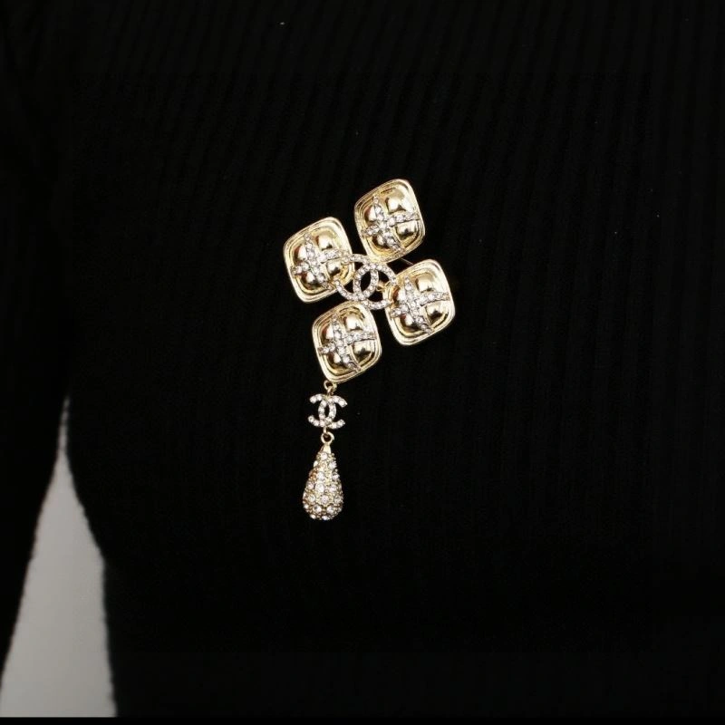 Unique Chanel Brooches 228240