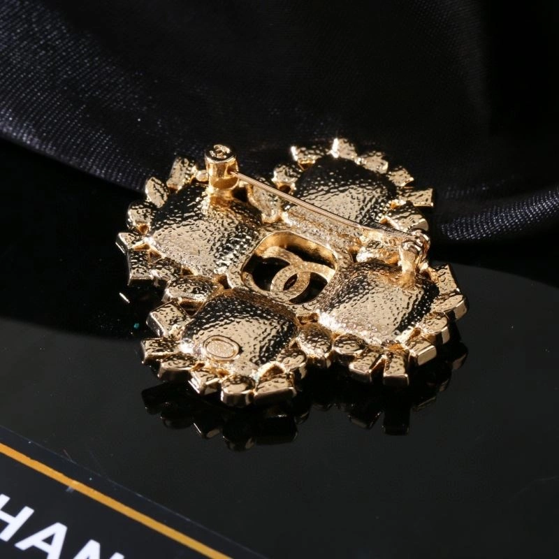 Neat Chanel Brooches 228274