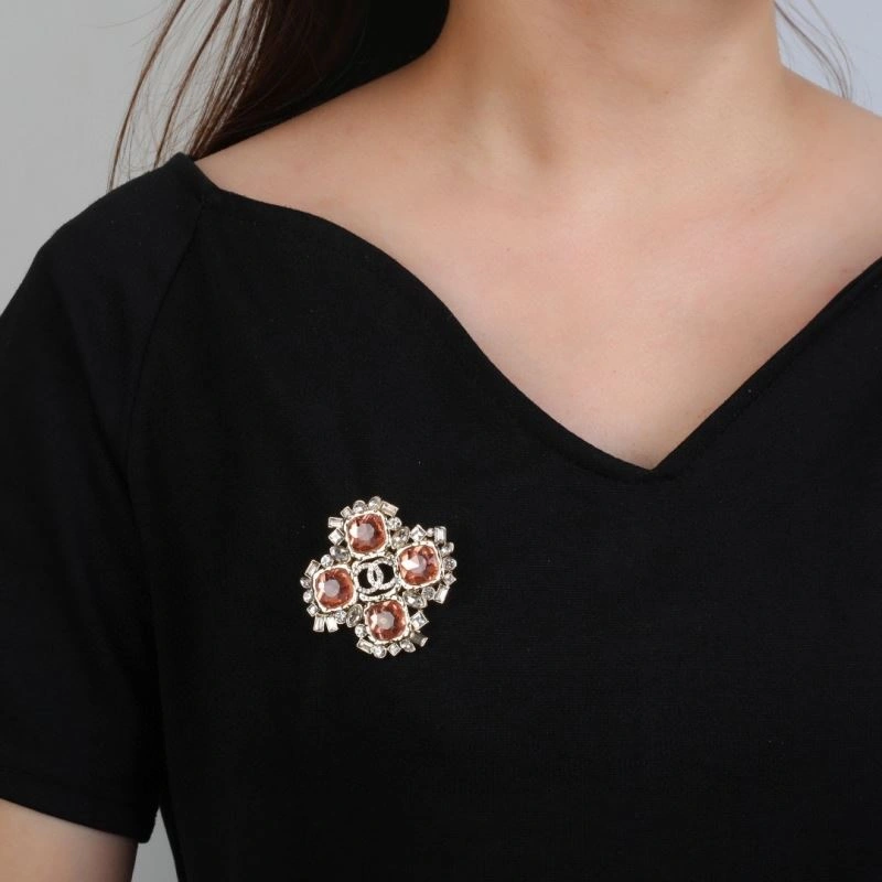 Neat Chanel Brooches 228274