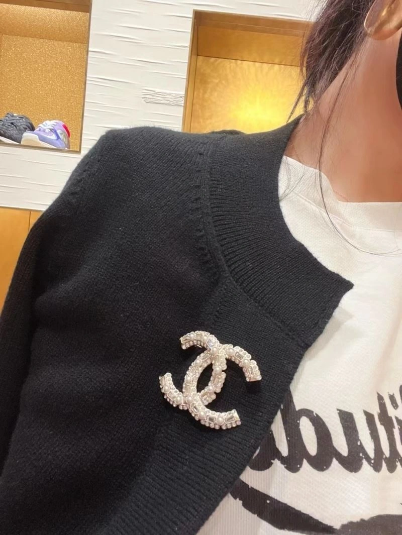 Trendsetting Chanel Brooches 228209