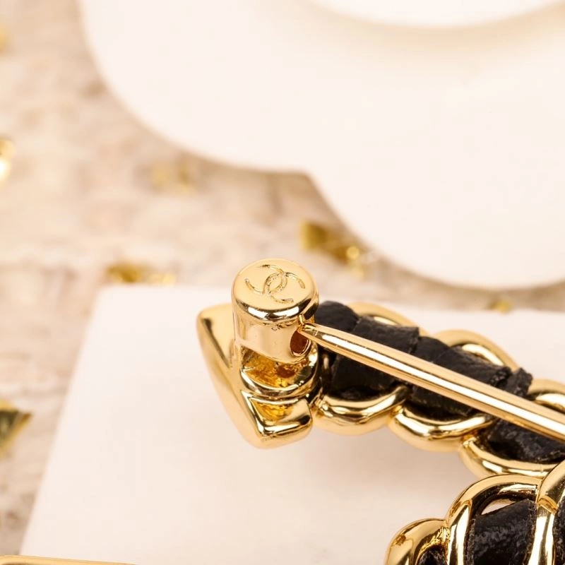 FashionForward Chanel Brooches 228213