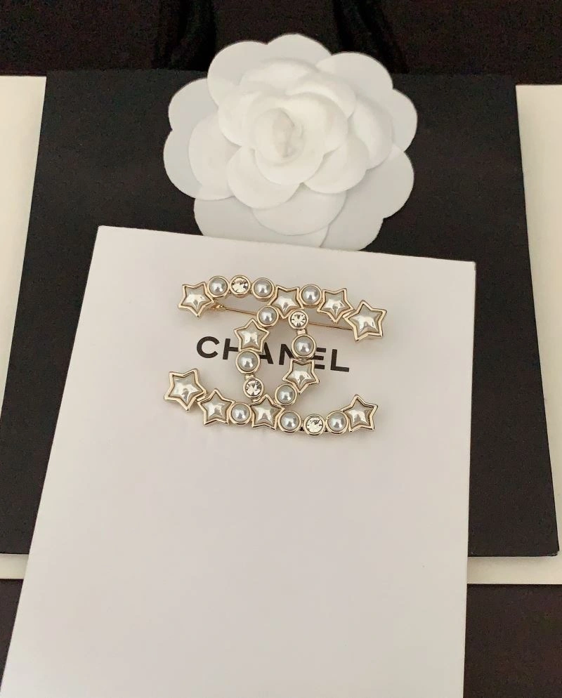 Minimalist Chanel Brooches 228212