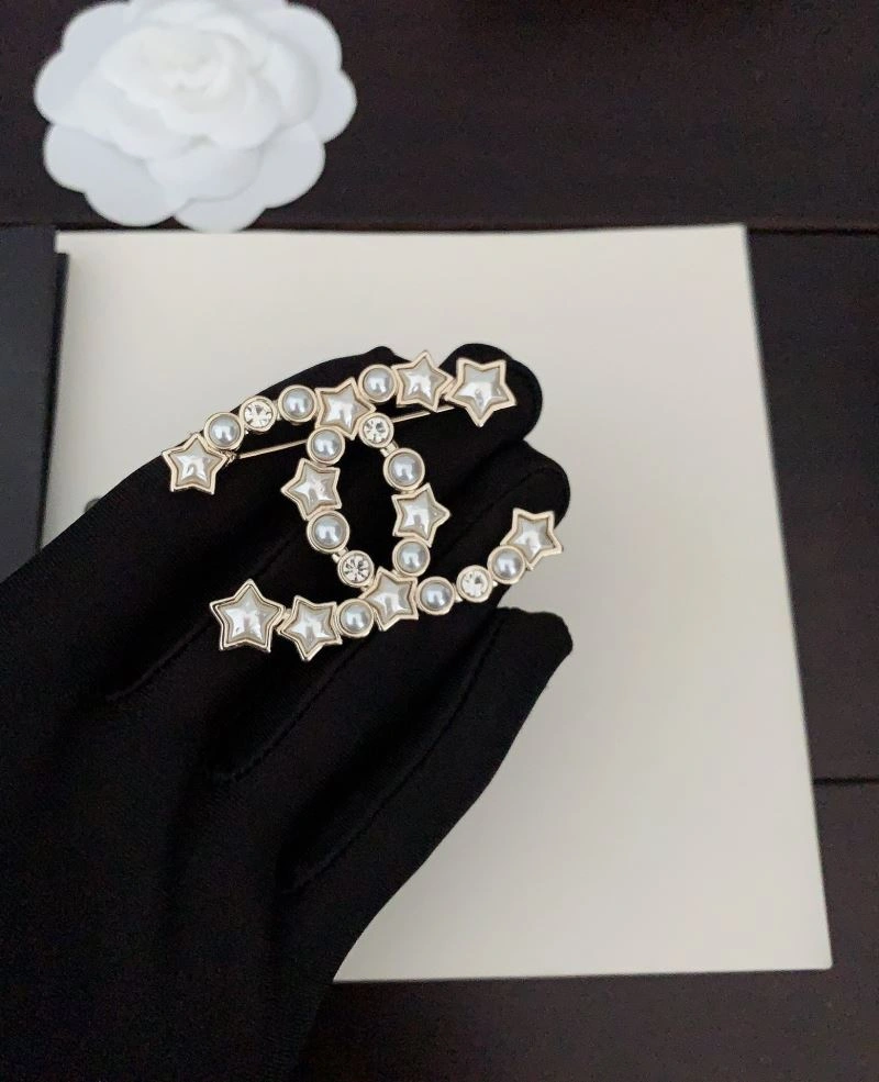 Minimalist Chanel Brooches 228212