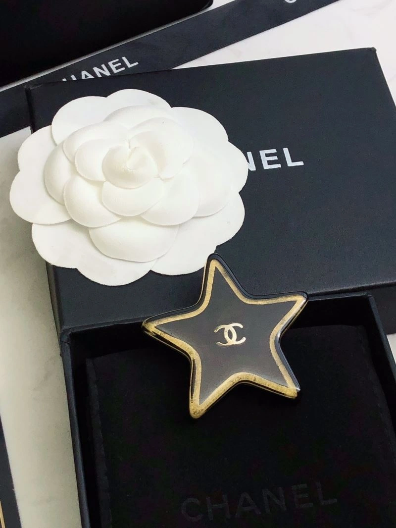 WellDesigned Chanel Brooches 228235