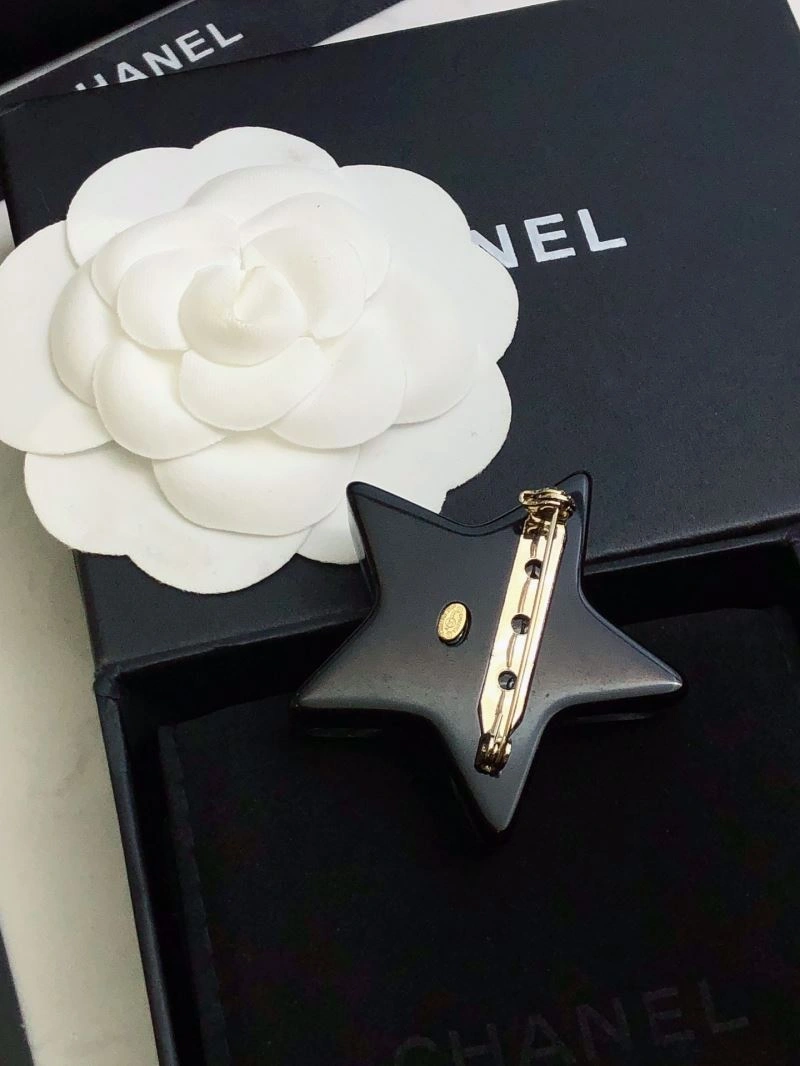 WellDesigned Chanel Brooches 228235