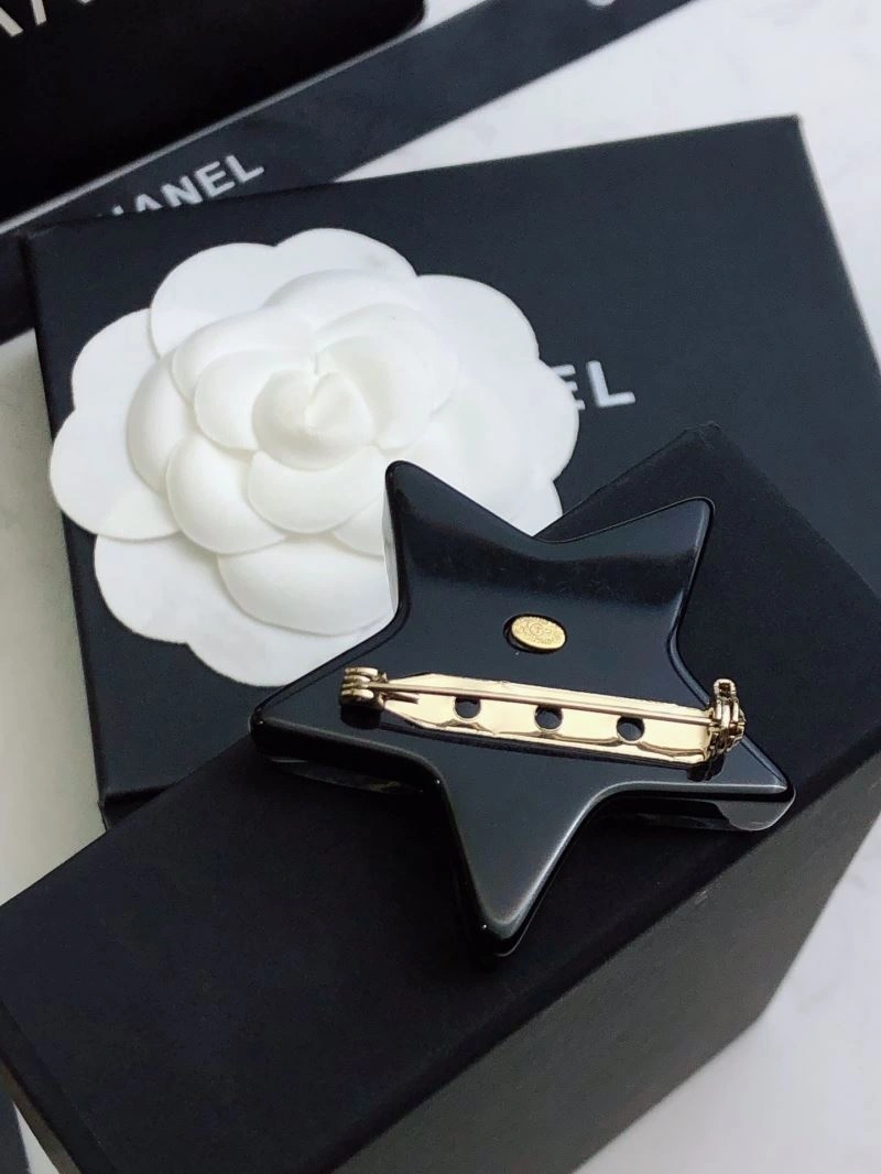 WellDesigned Chanel Brooches 228235