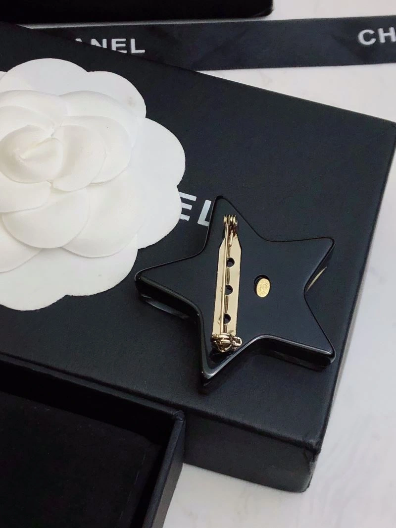 WellDesigned Chanel Brooches 228235