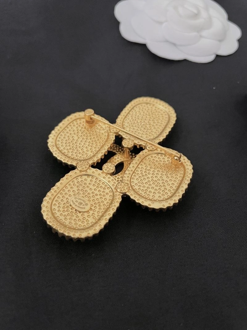 Cozy Chanel Brooches 228182