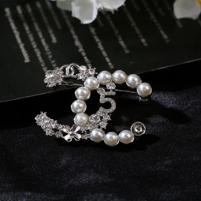 Breathable Chanel Brooches 228175