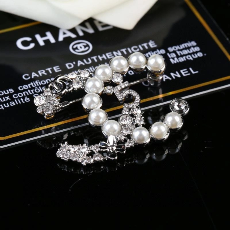 Breathable Chanel Brooches 228175