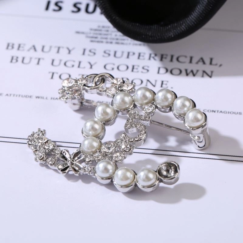 Breathable Chanel Brooches 228175
