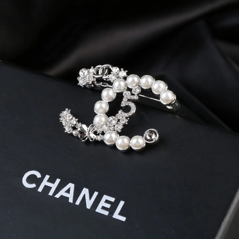 Breathable Chanel Brooches 228175