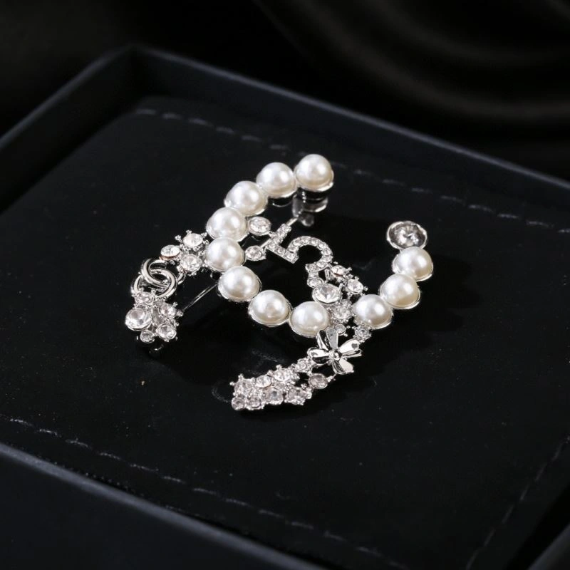 Breathable Chanel Brooches 228175