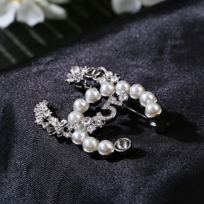 Breathable Chanel Brooches 228175