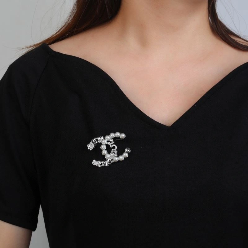 Breathable Chanel Brooches 228175