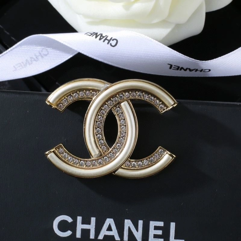 Breathable Chanel Brooches 228185