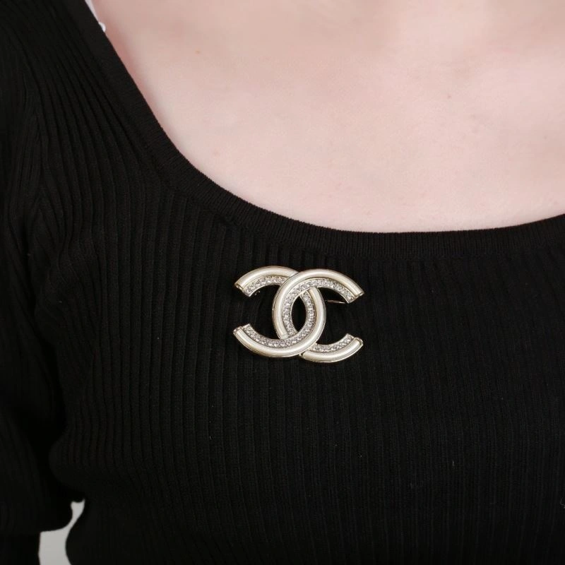 Breathable Chanel Brooches 228185
