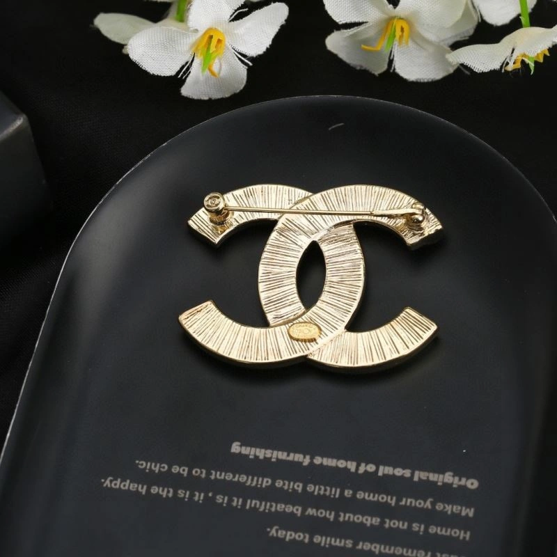 Breathable Chanel Brooches 228185