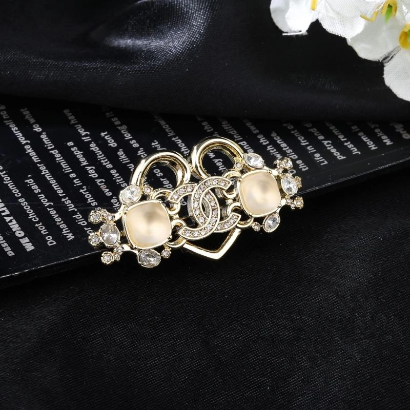 Stylish Chanel Brooches 228171