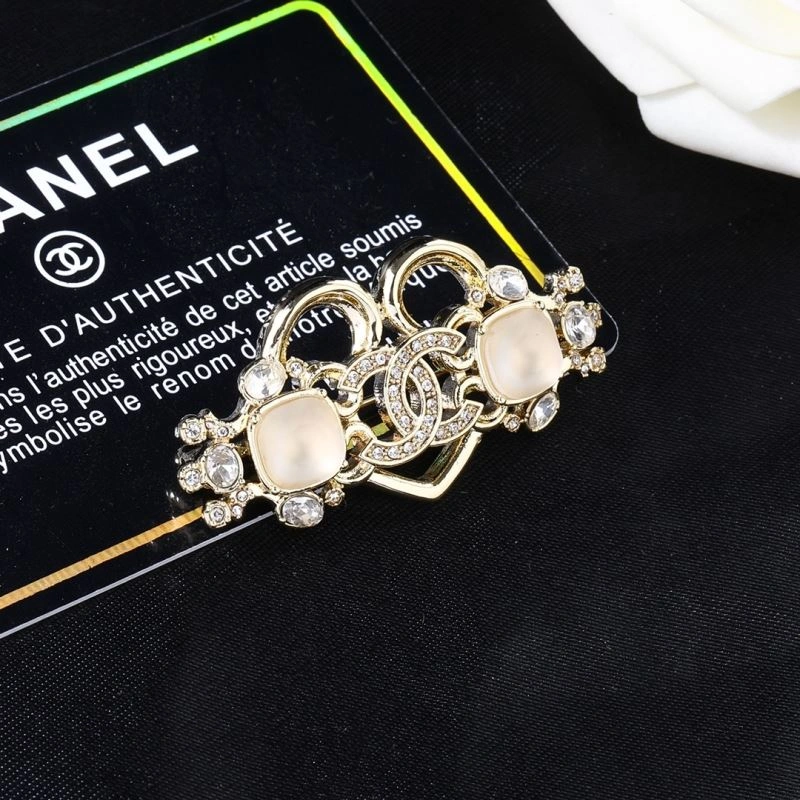 Stylish Chanel Brooches 228171