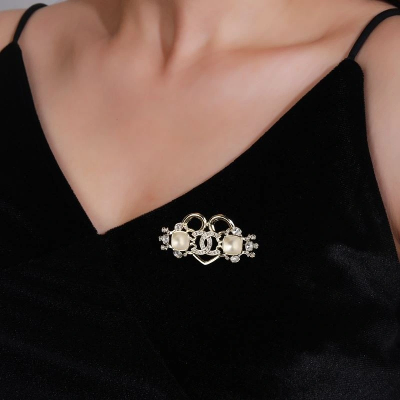 Stylish Chanel Brooches 228171