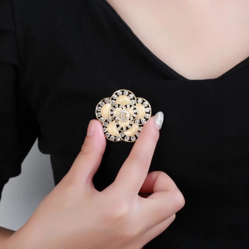 Compact Chanel Brooches 228214