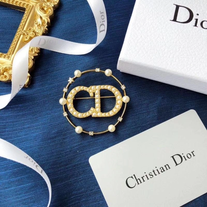 Comfortable Chanel Brooches 228139