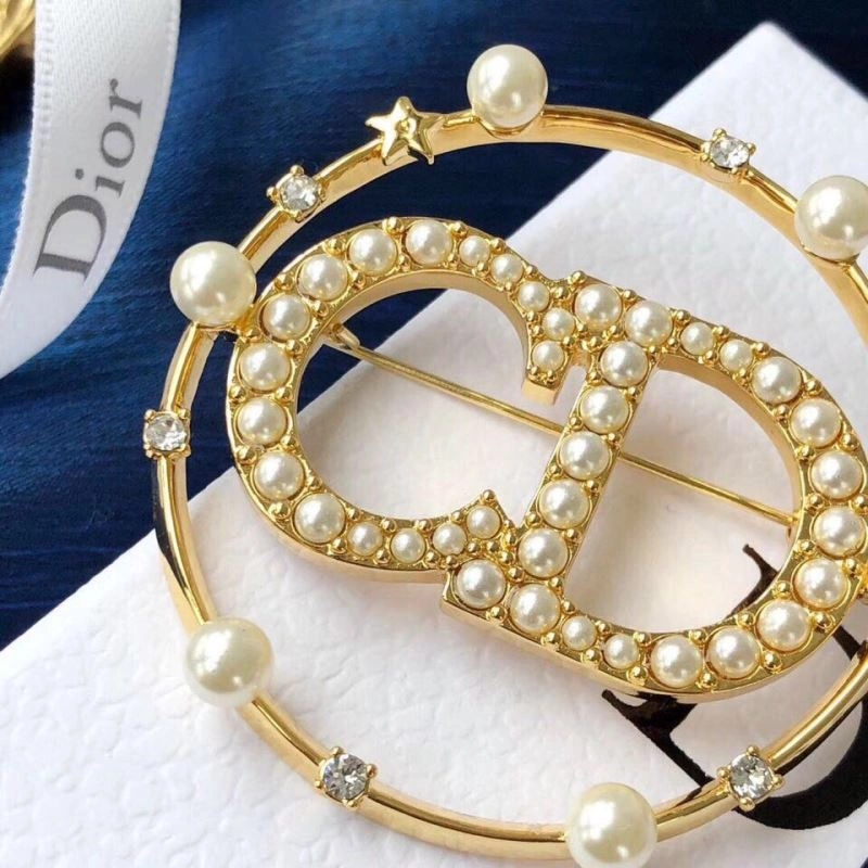 Comfortable Chanel Brooches 228139