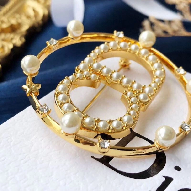 Comfortable Chanel Brooches 228139