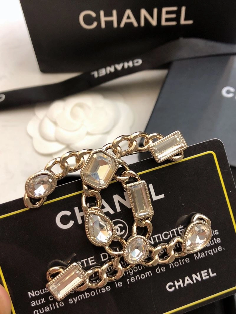 TravelReady Chanel Brooches 228131