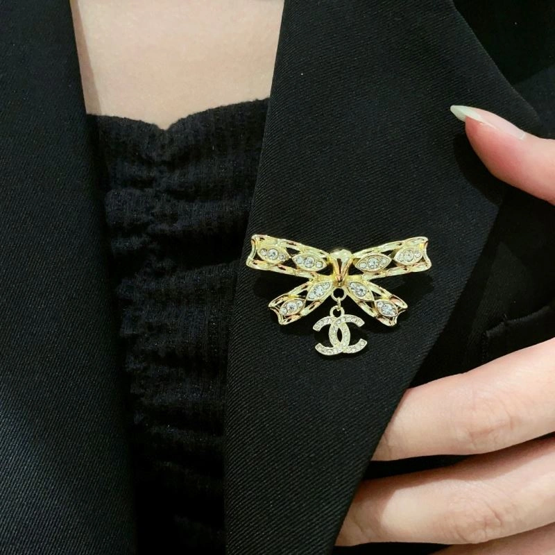 Comfortable Chanel Brooches 228105