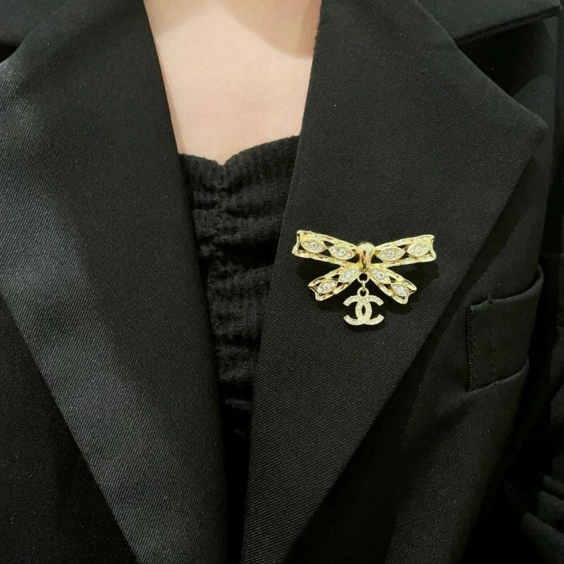 Comfortable Chanel Brooches 228105