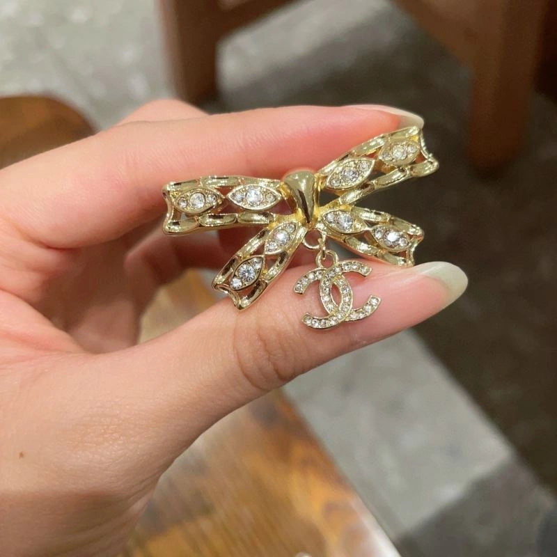 Comfortable Chanel Brooches 228105
