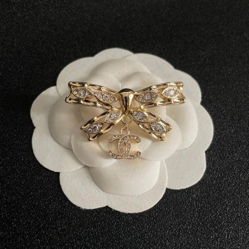 Comfortable Chanel Brooches 228105