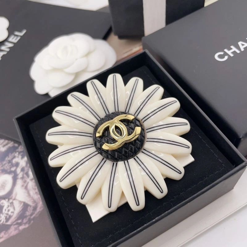 Sophisticated Chanel Brooches 228108
