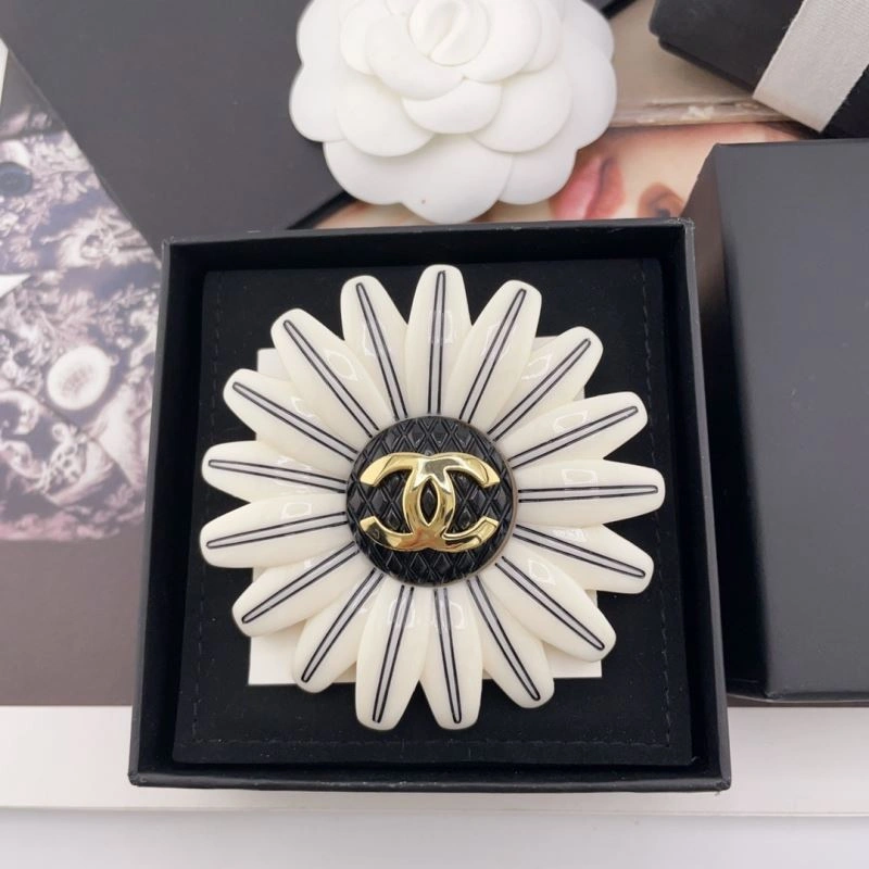 Sophisticated Chanel Brooches 228108